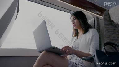 年轻<strong>商务</strong>女士在高铁上使用笔记本电脑